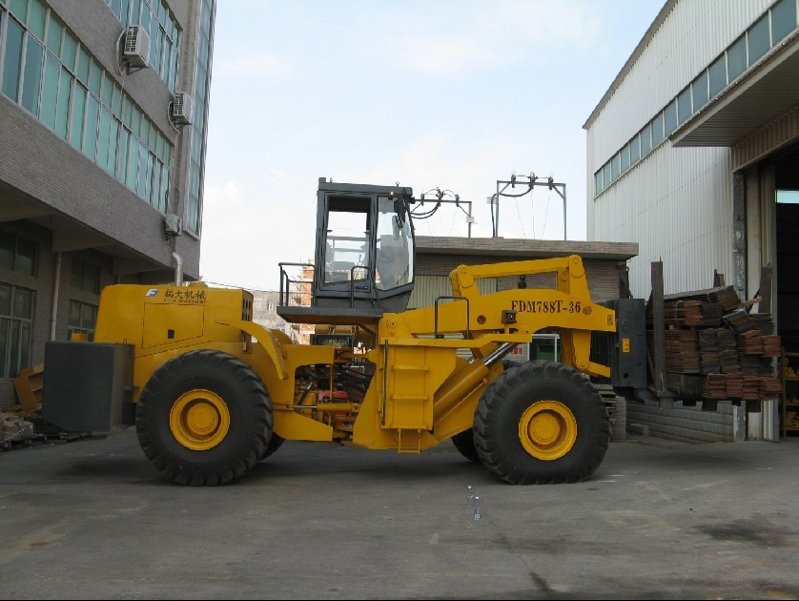 福大機(jī)械FDM788T-36輪式叉裝車新產(chǎn)品鑒定會(huì)在福州召開